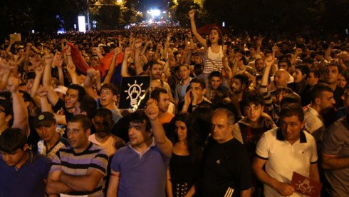 armenia-protest-yerevan-square_si