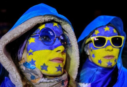 People supporting an EU integration attend a rally at Independence Square in Kiev December 4, 2013. Ukraine's government faced a tightening blockade of key buildings by protesters in the capital Kiev on Wednesday amid a crisis over its rejection of closer ties with the European Union that has piled pressure on the creaking economy.  REUTERS/Gleb Garanich  (UKRAINE - Tags: POLITICS CIVIL UNREST TPX IMAGES OF THE DAY) - RTX162R3