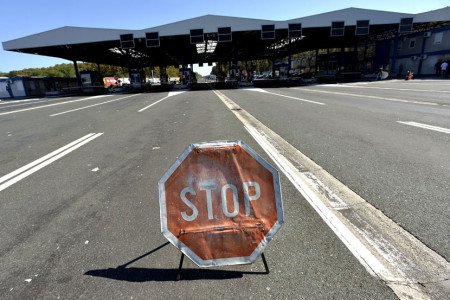 Granicni-prelaz-Batrovcizatvorena-granica-znak-stop