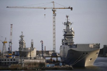 Two Mistral-class helicopter carriers Sevastopol (R) and Vladivostok are seen in this picture taken May 21, 2015 at the STX Les Chantiers de l'Atlantique shipyard site in Saint-Nazaire, western France. REUTERS/Stephane Mahe/Files