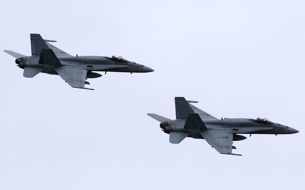 Two Canadian fighter jets of the type F-18 over the NATO base in Romania. Canada draws its fighter jets from Iraq and Syria completely. (Photo: AP)