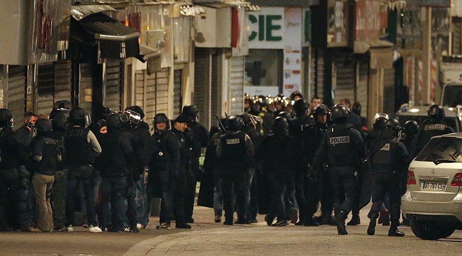 French special police forces secure the area as shots are exchanged in Saint-Denis, France, near Paris, November 18, 2015 during an operation to catch fugitives from Friday night's deadly attacks in the French capital.  REUTERS/Christian Hartmann - RTS7OG0