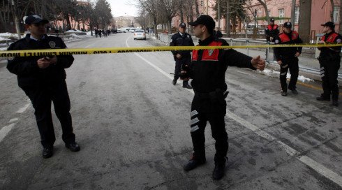 Police officers stand guard after an explosion in Ankara March 5, 2012. A percussion bomb exploded near the Turkish prime ministry building in the capital Ankara on Monday, about an hour before a cabinet meeting was due to be held there, and one person was slightly injured, state TV said. Police were searching the area where the explosion took place, in a car park for both the prime ministry and the Appeals Court. Percussion bombs make a loud noise, but cause little if any damage. REUTERS/Umit Bektas (TURKEY - Tags: POLITICS CIVIL UNREST) - RTR2YV1S