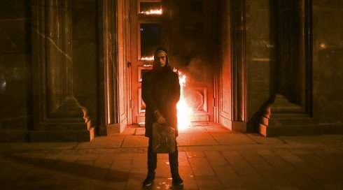 Artist Pyotr Pavlensky holds a petrol can during a protest action titled "Threat" in front of the Federal Security Service (FSB) headquarters in central Moscow, Russia November 9, 2015. © Nigina Beroeva / Reuters 