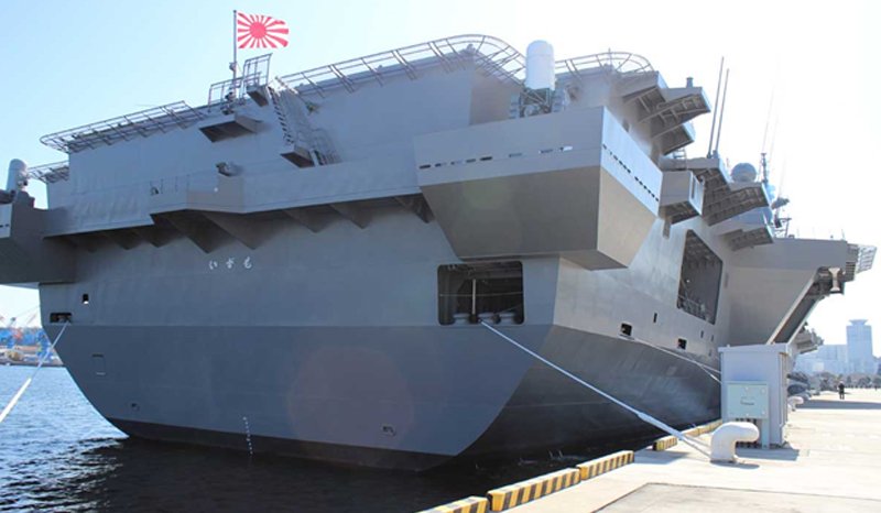 JS Izumo stern view. Note that there is no Well Deck