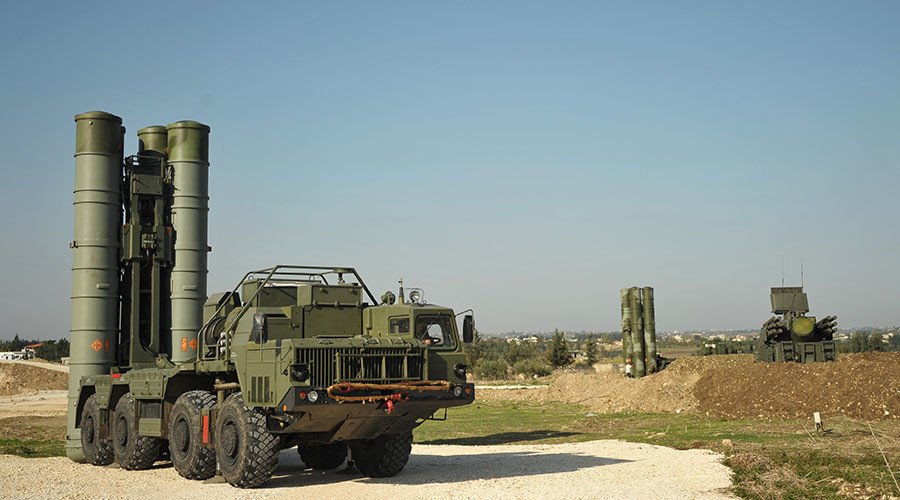 An S-400 air defence missile system is deployed for a combat duty at the Hmeymim airbase to provide security of the Russian air group's flights in Syria. © Dmitriy Vinogradov / Sputnik
