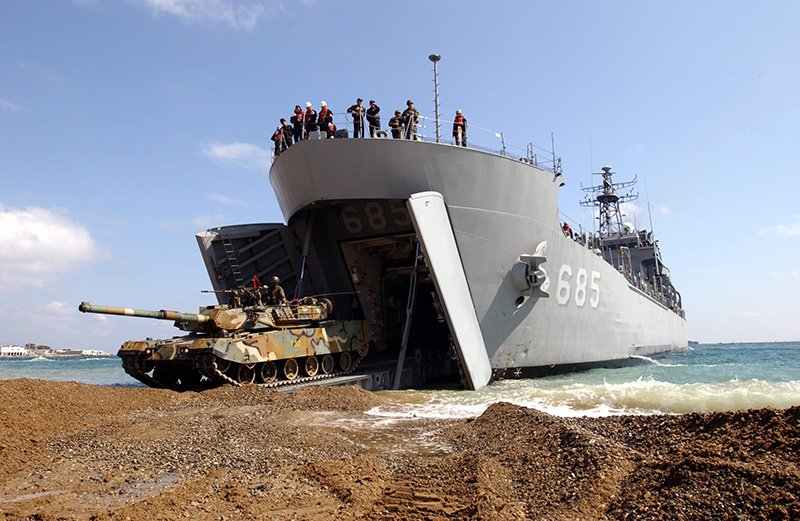 ROK Navy Seong In Bong LST685 discharging a K1 MBT