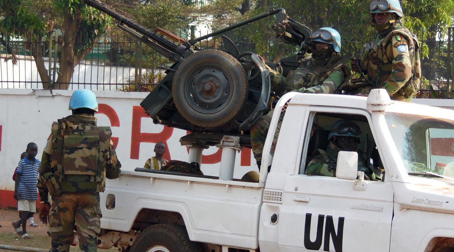 U.N. peacekeepers take a break as they patrol along a street during the presidential election in Bangui, the capital of Central African Republic, December 30, 2015. © Media Coulibaly / Reuters