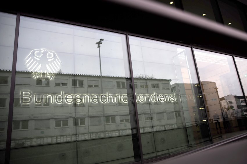 ARCHIV - Der Eingang zur Zentrale des Bundesnachrichtendienst (BND), aufgenommen am 25.11.2015 in Berlin. Foto: Michael Kappeler/dpa (zu dpa "Gesetzentwurf: Kanzleramt will BND an kürzere Leine legen" am 19.01.2016) +++(c) dpa - Bildfunk+++