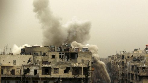 Smoke rises after a shell fell on a building that forces loyal to Syria's president Bashar Al-Assad are located in, after being fired from rebel fighters in the Seif El Dawla neighborhood in Aleppo, March 28, 2015. REUTERS/Rami Zayat