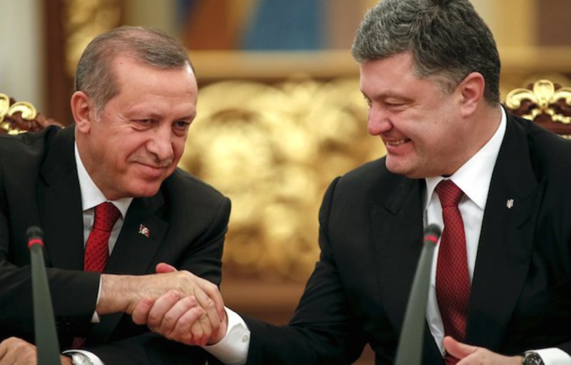 Ukrainian President Petro Poroshenko (R) shakes hands with Turkey's President Tayyip Erdogan after a signing ceremony in Kiev March 20, 2015. REUTERS/Gleb Garanich