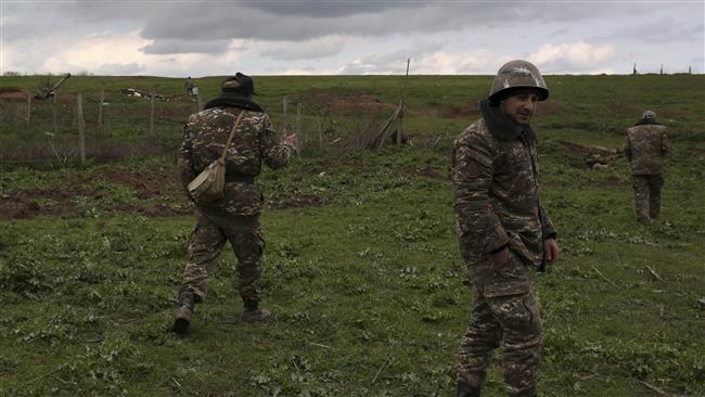 Soldiers of the self-defense army of the Nagorno-Karabakh region gather at their positions in Martakert Province on April 4, 2016. ©Reuters 