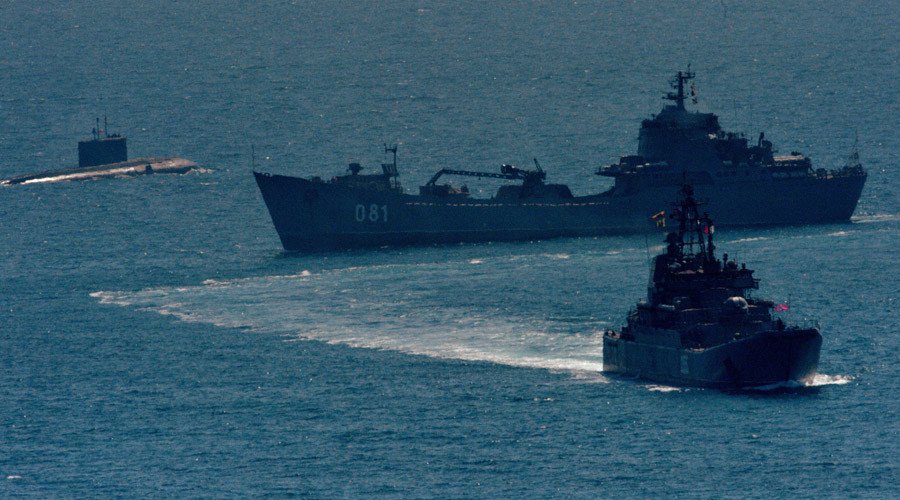 Large landing ships "Admiral Nevelskoi," foreground, "Nikolai Vilkov" and Varshavyanka-class diesel-electric submarine © Vitaliy Anko / Sputnik