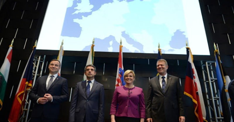 Nowy Jork, Stany Zjednoczone, 29.09.2015. Do zdjêcia pozuj¹ od lewej: prezydent RP Andrzej Duda, prezydent Bu³garii Rosen Plewnelijew, prezydent Chorwacji Kolinda Grabar-Kitaroviæ i prezydent Rumunii Klaus Iohannis . Prezydent Andrzej Duda, 29 bm. w ostatnim dniu wizyty w USA wzi¹³ udzia³ w spotkaniu grupy Adriatyk-Ba³tyk-Morze Czarne. (cat) PAP/Jacek Turczyk
