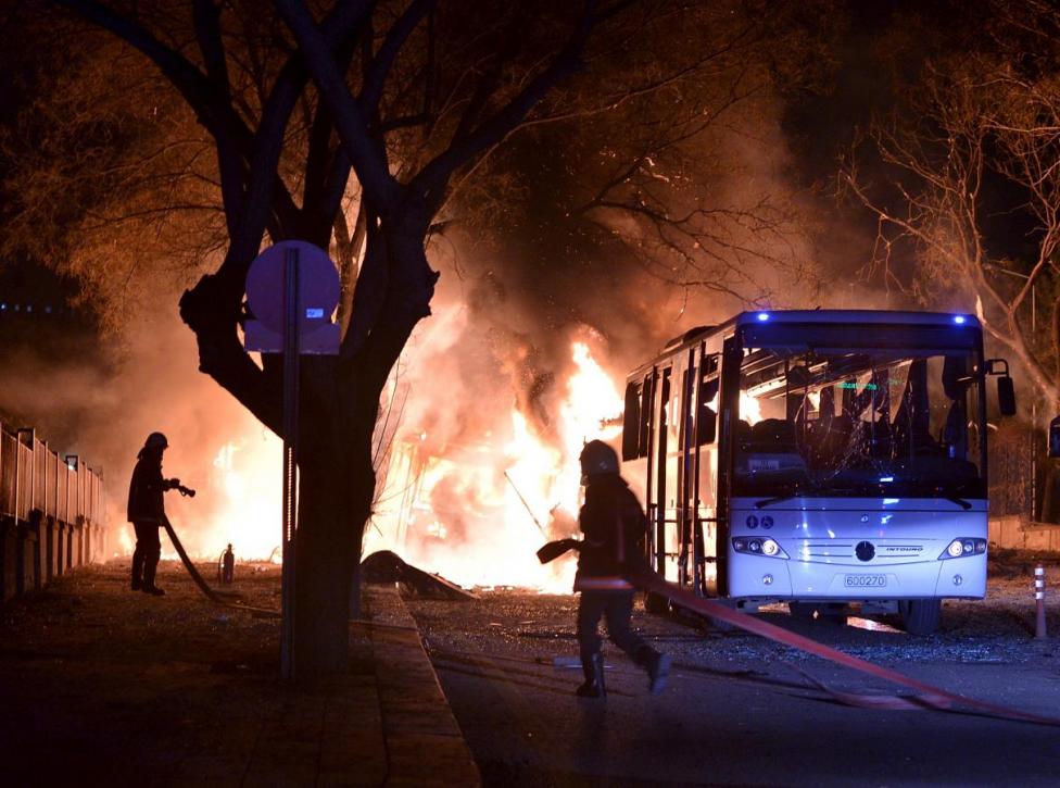 Firefighters prepare to extinguish fire after an explosion in Ankara, Turkey, February 17, 2016.  REUTERS/Ihlas News Agency