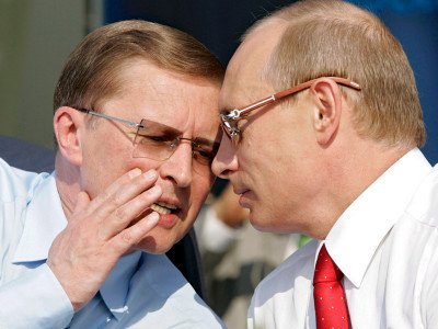 epa01095690 Russian President Vladimir Putin (R) listens the remarks of First Deputy Prime Minister Sergei Ivanov (L) while attending the opening ceremony of the MAKS-2007 international air show in Zhukovsky outside Moscow 21 August 2007. Some 543 Russian and 243 foreign companies take part in MAKS-2007.  EPA/DMITRY ASTAKHOV RIA NOVOSTI/KREMLIN POOL