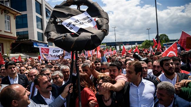 Supporters of Kemal Kilicdaroglu, leader of the opposition Republican People's Party (CHP), try to march towards the headquarters of the ruling Justice and Devolvement Party (AKP) to lay a black wreath during a protest in Istanbul on June 9, 2016. ©AFP