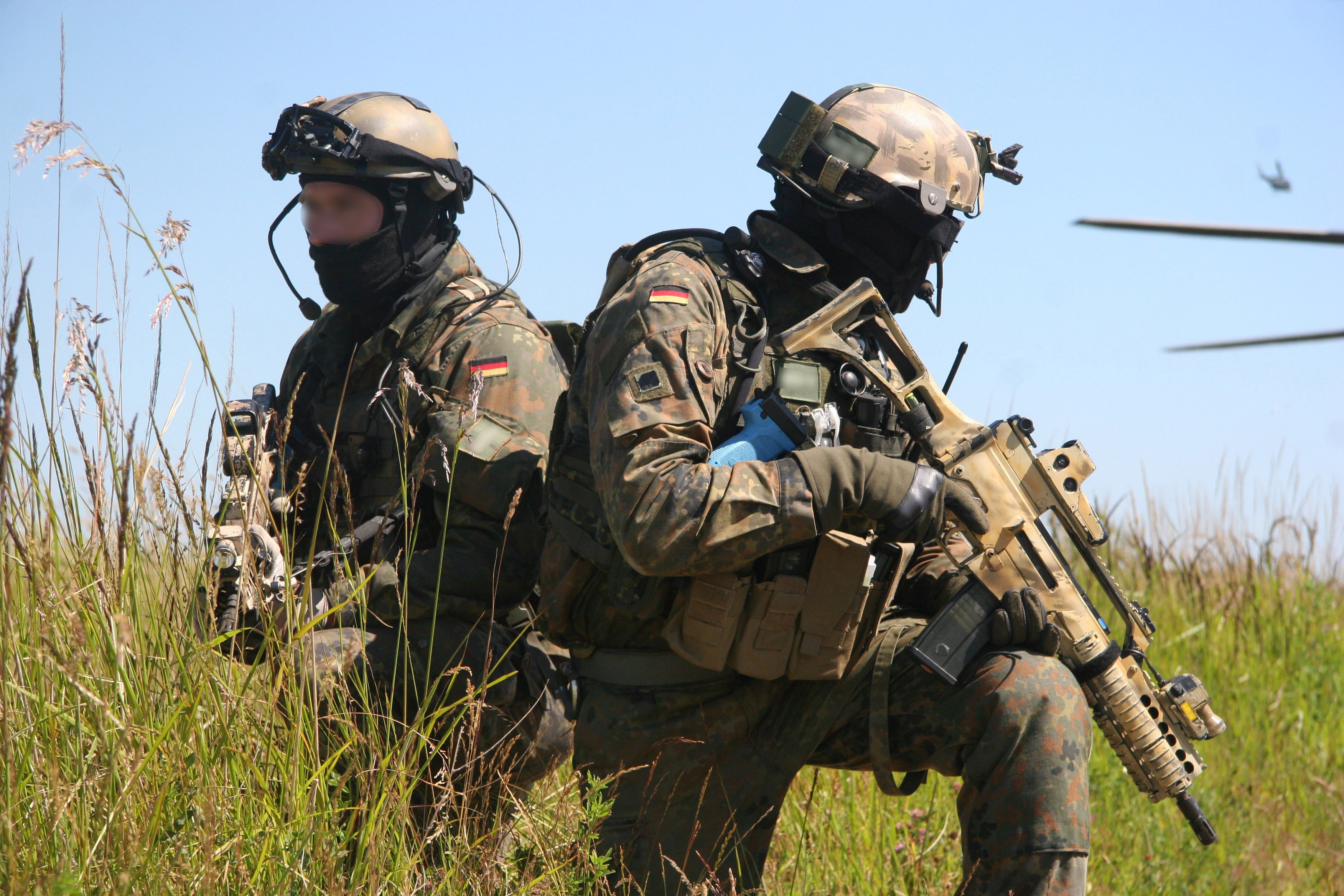 Soldaten des Kommandos Spezialkräfte sichern die Hubschrauberlandezone.© Bundeswehr/PIZ Heer