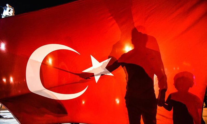 Surrendered Turkish soldiers who were involved in the coup are beaten by a civilian on Bosphorus bridge in Istanbul, Turkey, July 16, 2016. © Stringer / Reuters