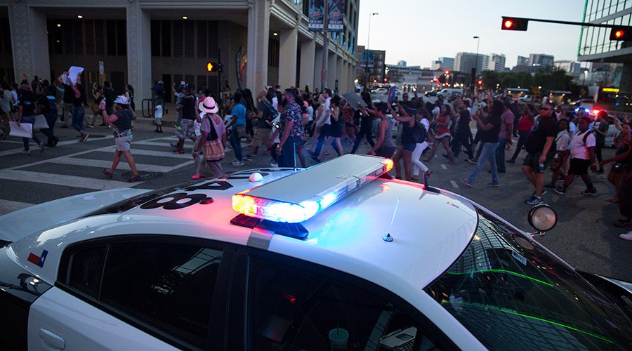 People rally in Dallas, Texas, on Thursday, July 7, 2016 to protest the deaths of Alton Sterling and Philando Castile © Laura Buckman / AFP