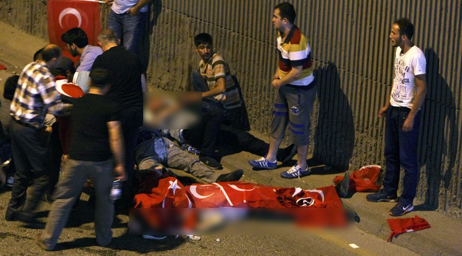 People react as bodies draped in Turkish flags are seen on the ground during an attempted coup in Ankara, Turkey July 16, 2016. © Stringer / Reuters