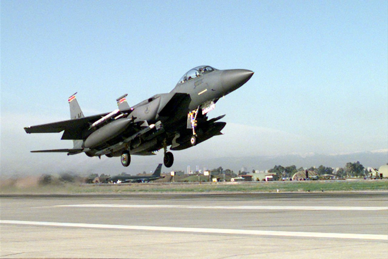 A-U.S.-Air-Force-F-15E-Strike-Eagle-takes-off-from-Incirlik-Air-Base-Turkey.-USAF