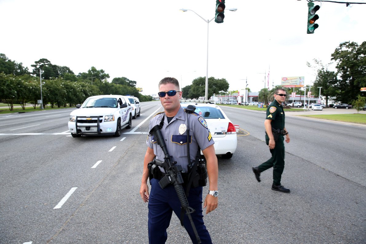 Police officers block off a road after a shooting of police in Baton Rouge, Louisiana, U.S. July 17, 2016. REUTERS/Joe Penney - RTSIE5K