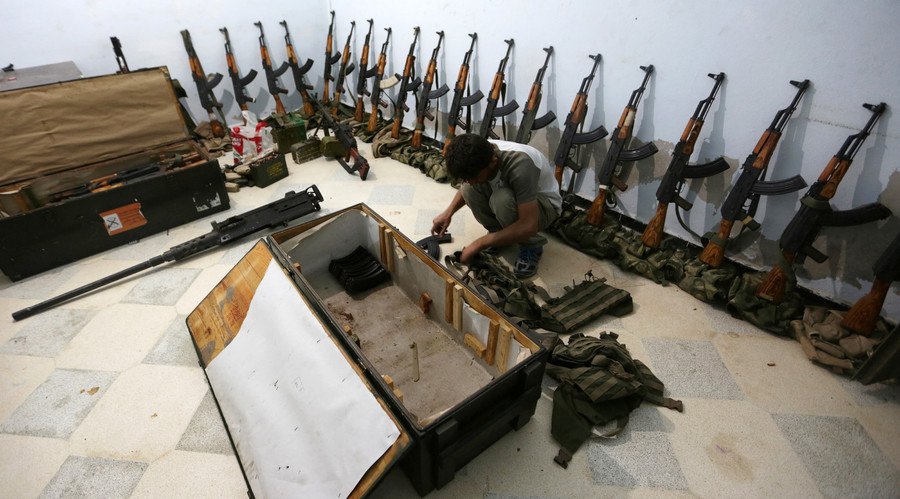 A rebel fighter of 'Al-Sultan Murad' brigade arranges weapons inside a warehouse in the northern Syrian rebel-controlled town of al-Rai, in Aleppo Governorate, Syria, September 26, 2016. © Khalil Ashawi / Reuters