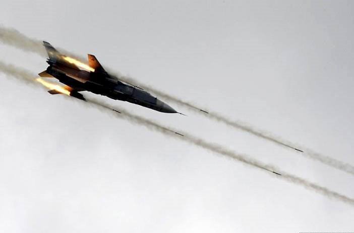 syrian-airforce-strikes-ar-raqqah