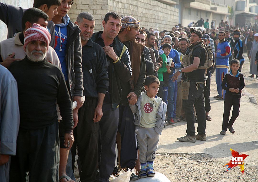 Fig.2 Residents of Mosul are in line for food 