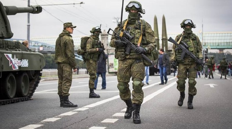 Russian soldiers walk near the Russian Defense Ministry building prior to a concert for the all-Russian festival "Russian Army in 2016" in Moscow, Russia, Saturday, Sept. 17, 2016. The military festival features army bands, dancers and singers. (AP Photo/Alexander Zemlianichenko)