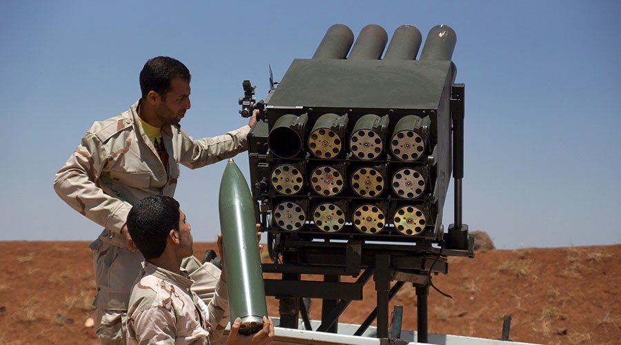 Free Syrian Army fighters prepare a rocket launcher prior to firing it towards forces loyal to Syria's President Bashar al-Assad in Izra'a in Deraa countryside May 21, 2015. REUTERS/Alaa Al-Faqir - RTX1DXSX