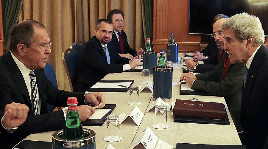 Russian Foreign Minister Sergey Lavrov (L) and U.S. Secretary of State John Kerry (R) attend a bilateral meeting in Rome, Italy December 2, 2016. © Gregorio Borgia / Reuters