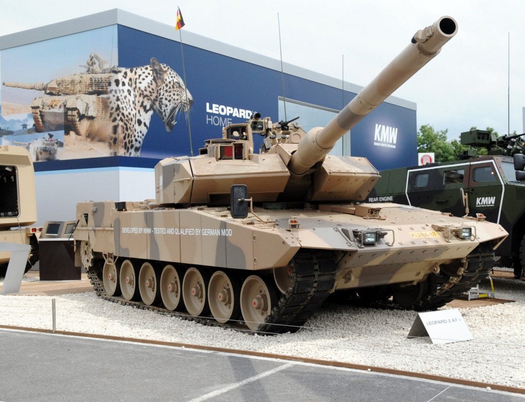 The battle tank Leopard 2 A7 is presented by German Krauss-Maffei Wegmann (KMW) on June 14, 2010 at Eurosatory 2010 in Villepinte near Paris © AFP 2016/ ERIC PIERMONT 