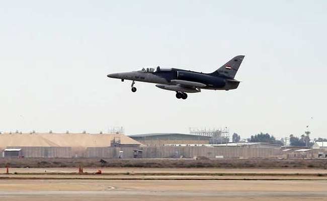 An Aero L-159 ALCA jet flies at a military base in Balad, north of Baghdad on November 5, 2015. (Reuters photo)