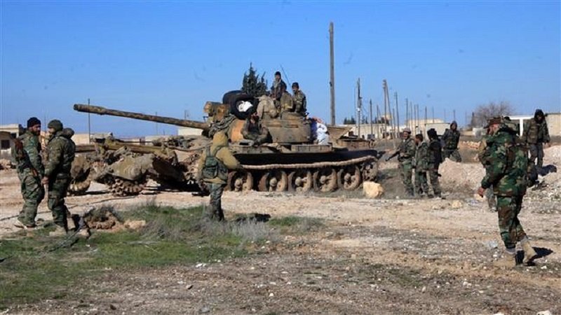 Syrian troops hold positions in the town of Ain al-Hanash near al-Bab in Aleppo's eastern countryside on January 26, 2016. (© AFP)