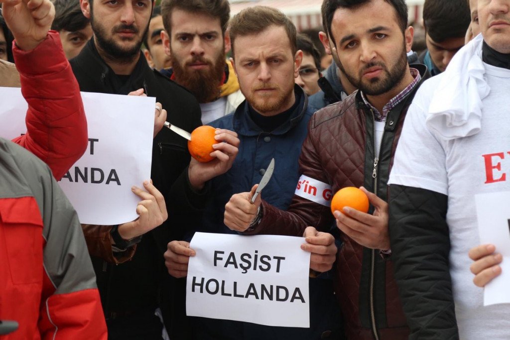 Erdogan supporters protest against the Netherlands, squeezing and drinking oranges