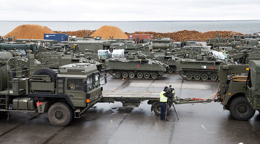 British tanks and military vehicles are unloaded at the port Estonian of Paldiski on March 22, 2017. © Raul Mee / AFP
