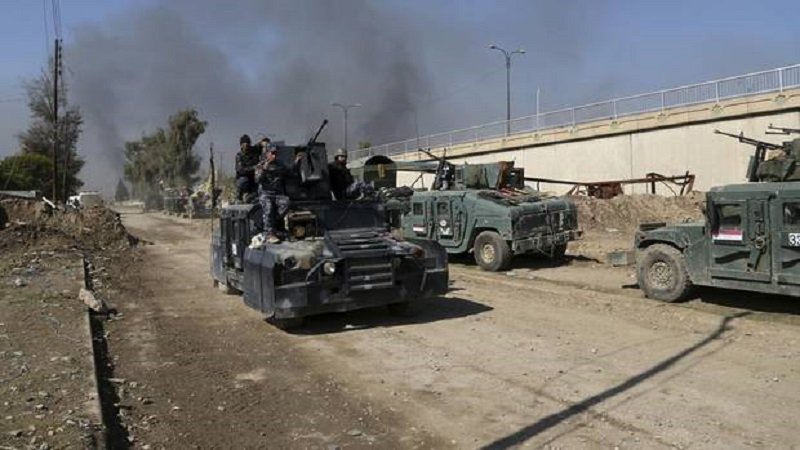 Iraqi security forces advance during fighting against Islamic State militants, in western Mosul, Iraq, on March 6, 2017. (Khalid Mohammed/AP)